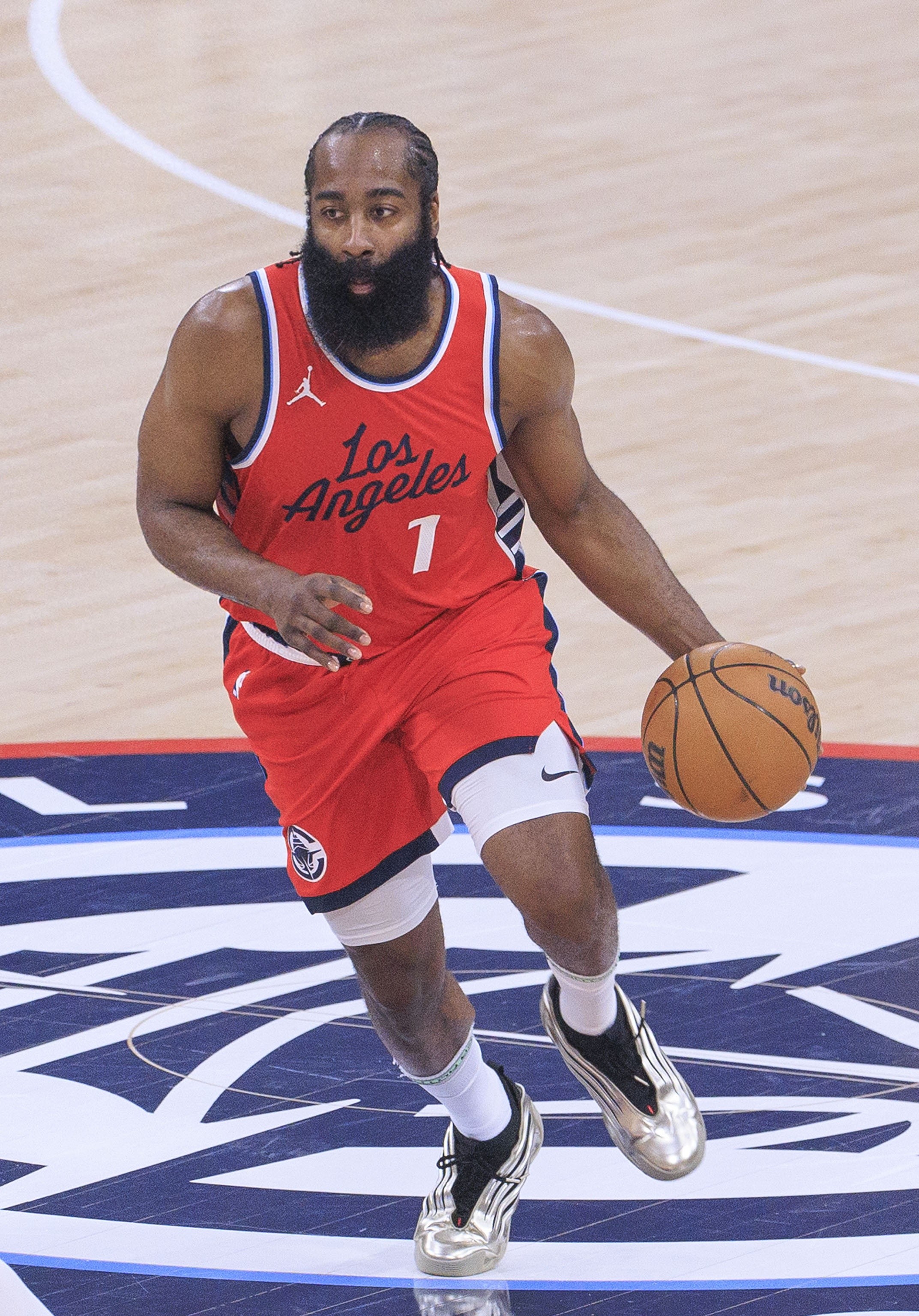 雄鹿引发争议!,哈登官方宣布出色防守新规全场沸腾不已 雄鹿引发争议!,哈登官方宣布出色防守新规全场沸腾不已